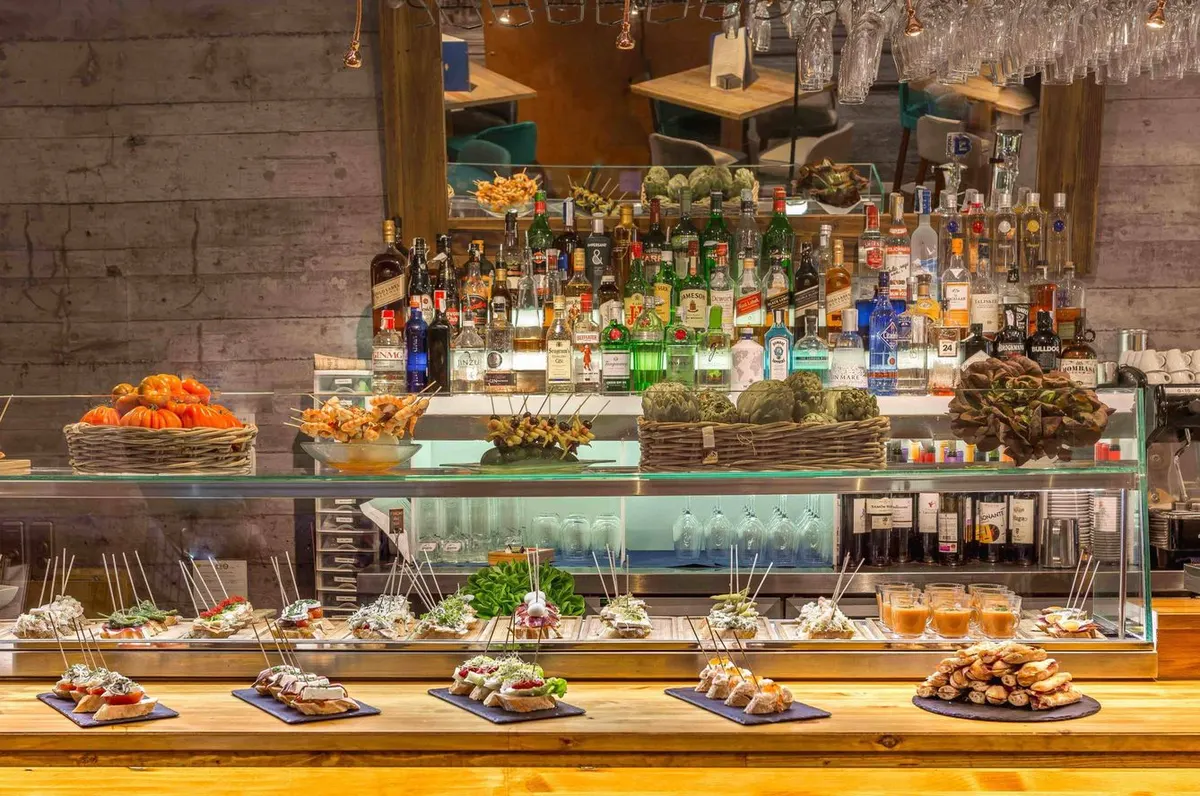 Barra de bar con tapas en Teruel