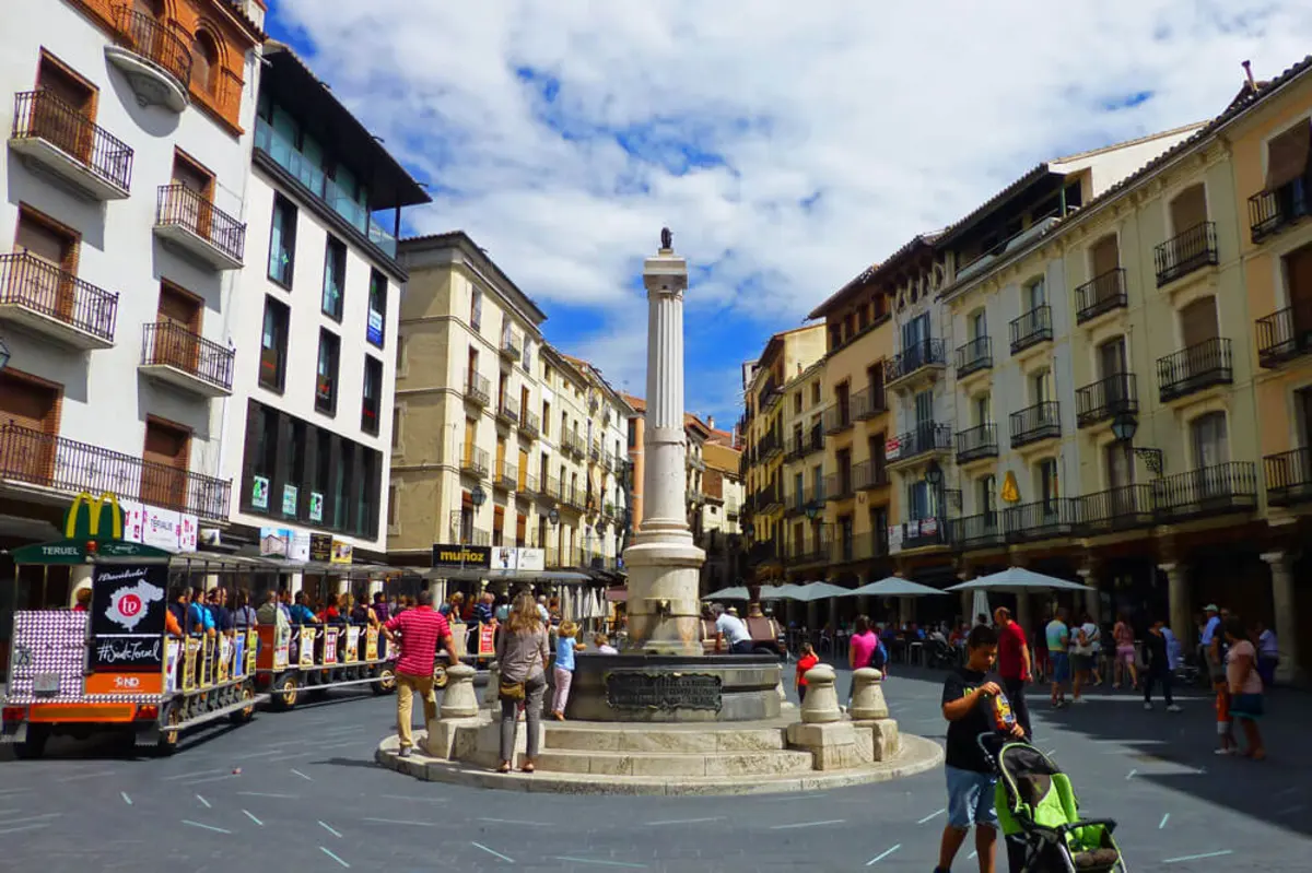 Gente paseando por las calles de Teruel