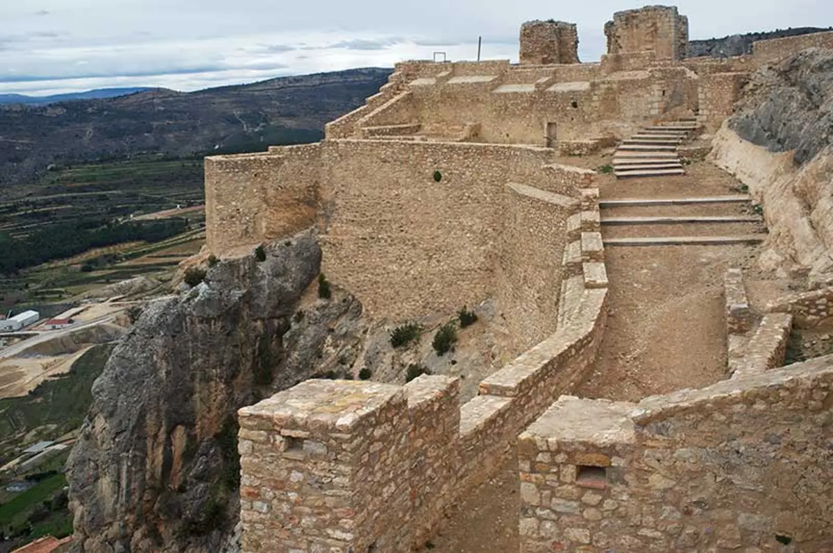 Castillo de Castellote sobre la peña caliza que domina la localidad, comarca del Maestrazgo