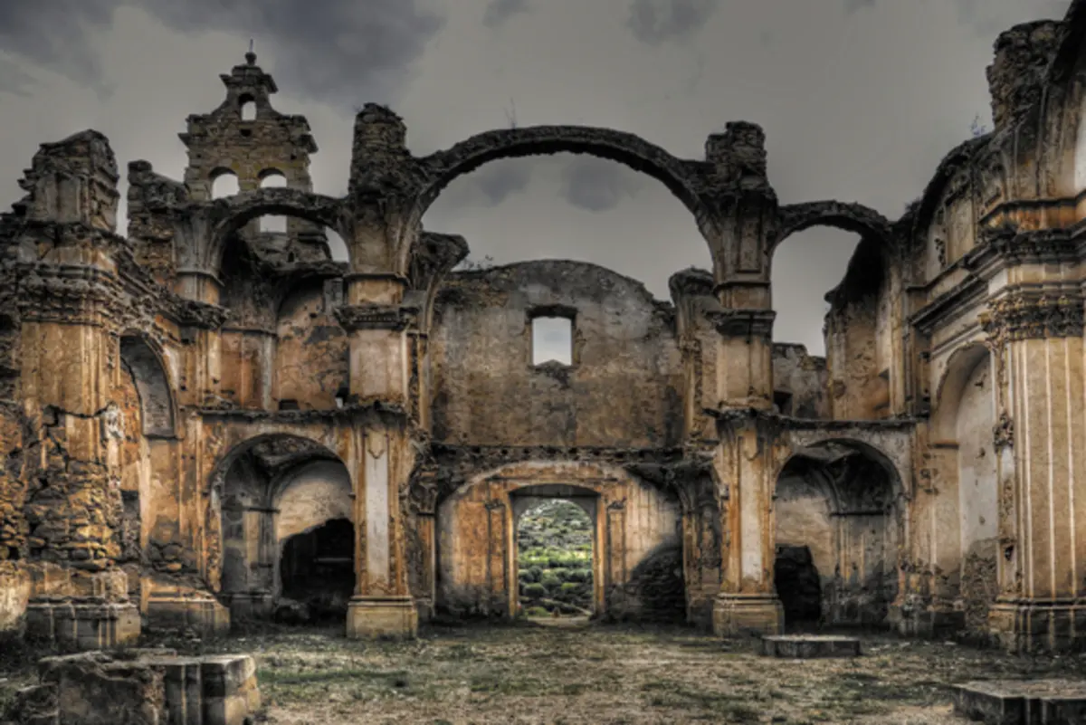 Ruinas del Convento de los Servitas en Las Cuevas de Cañart, Maestrazgo turolense