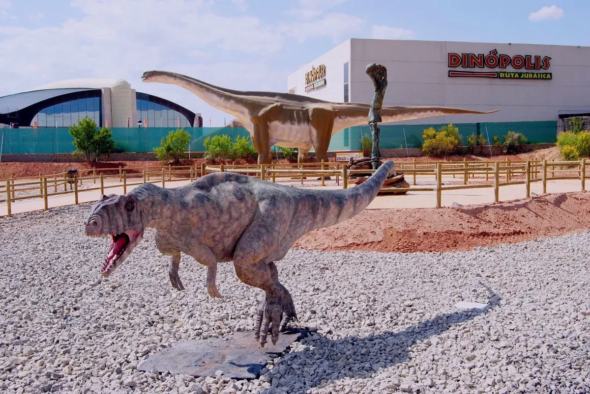 Dinosaurio a la entrada de Dinópolis Teruel