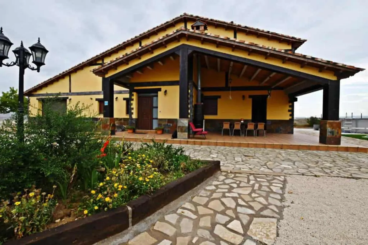 Exterior de casa rural en Teruel al atardecer