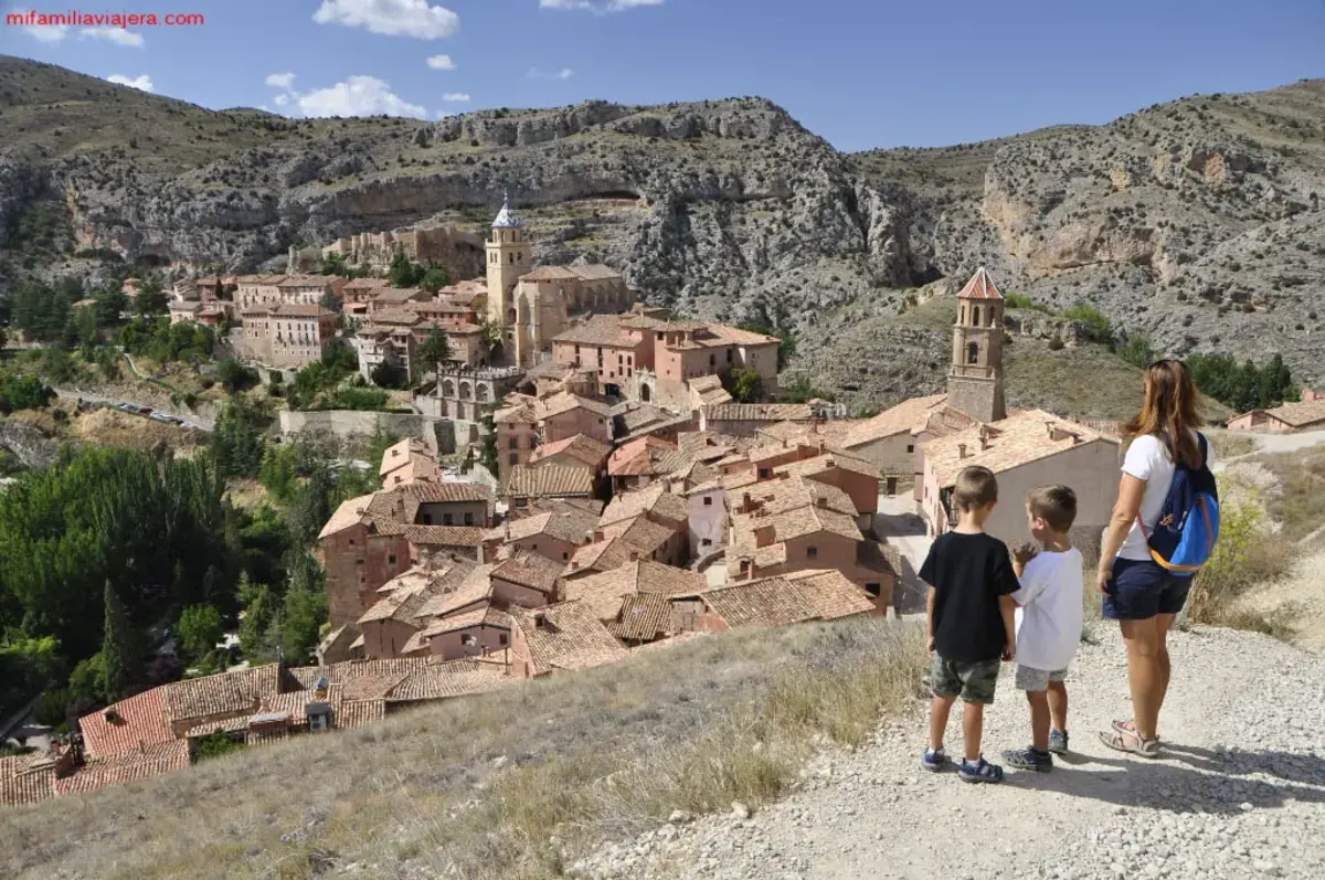 Familia con niños visitando Albarracín