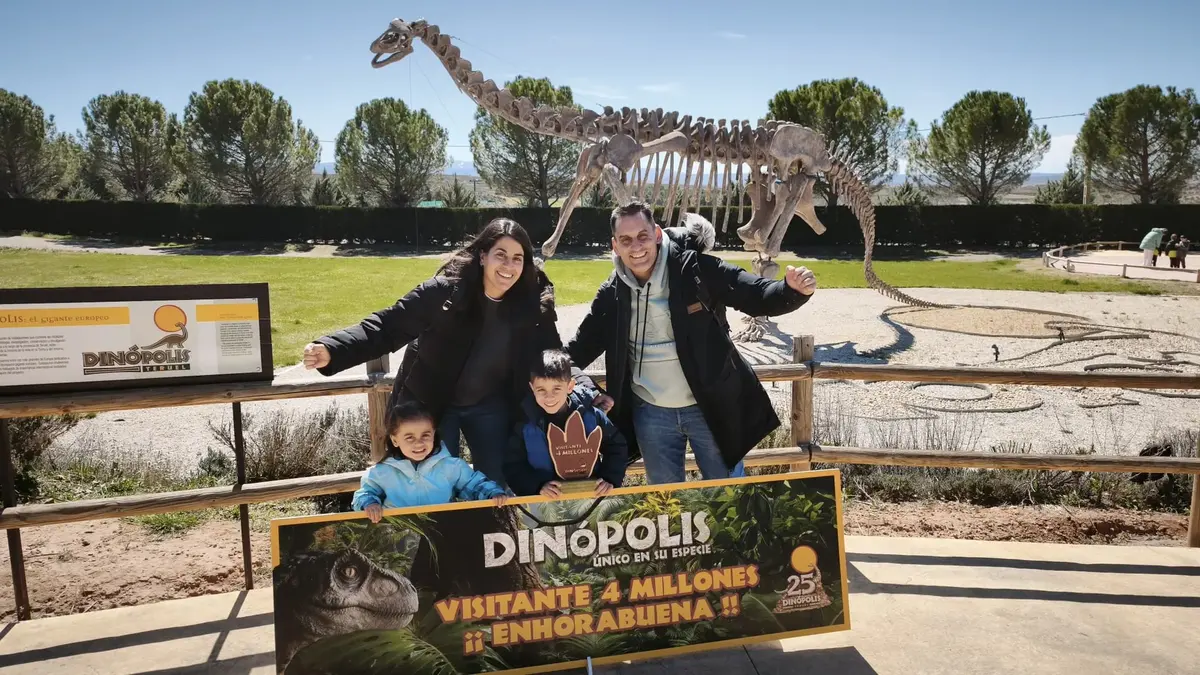 Familia con niños en Dinópolis Teruel