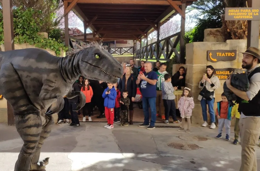 Familias disfrutando de Dinópolis Teruel