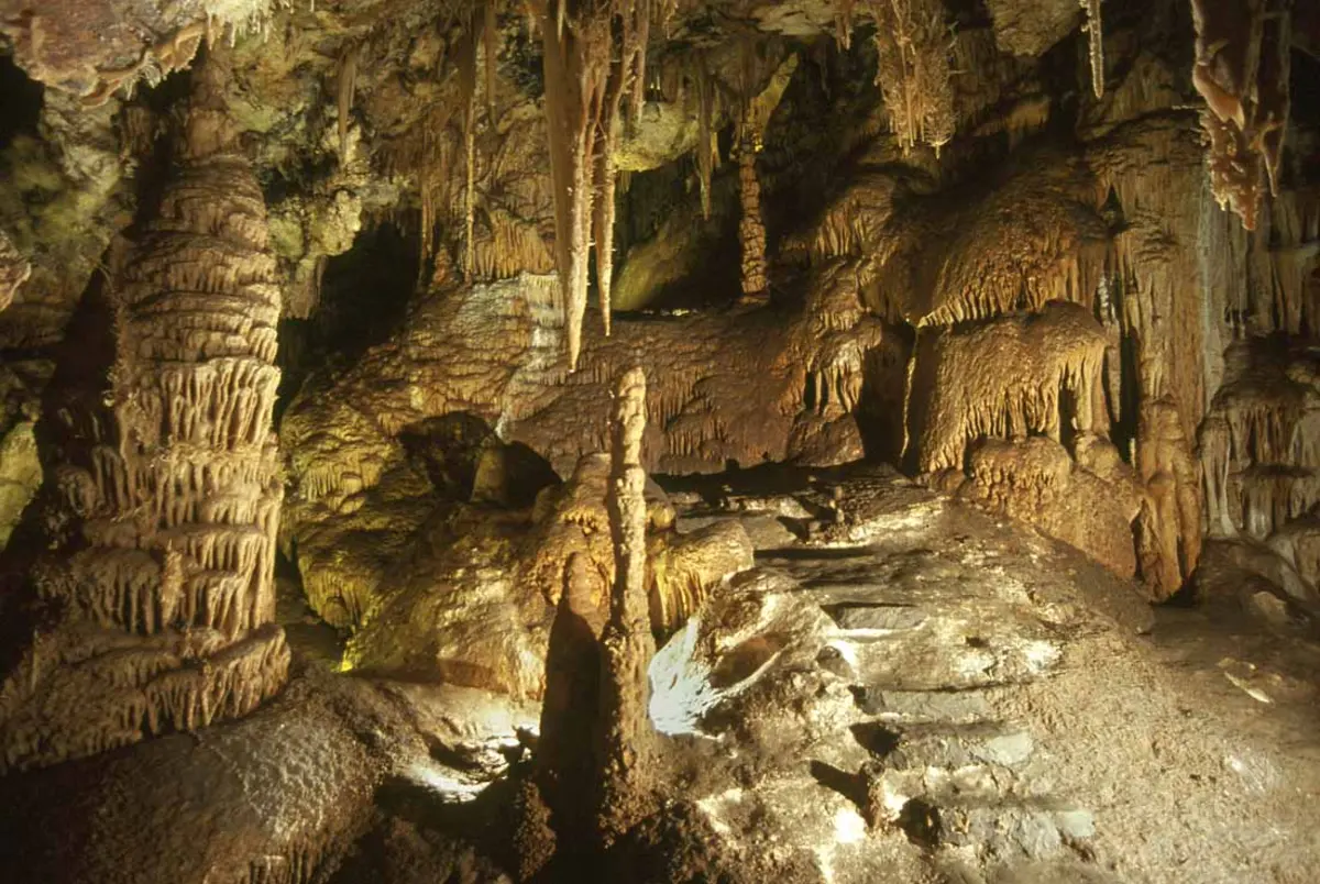 Interior de las Grutas de Cristal de Molinos, estalactitas y estalagmitas