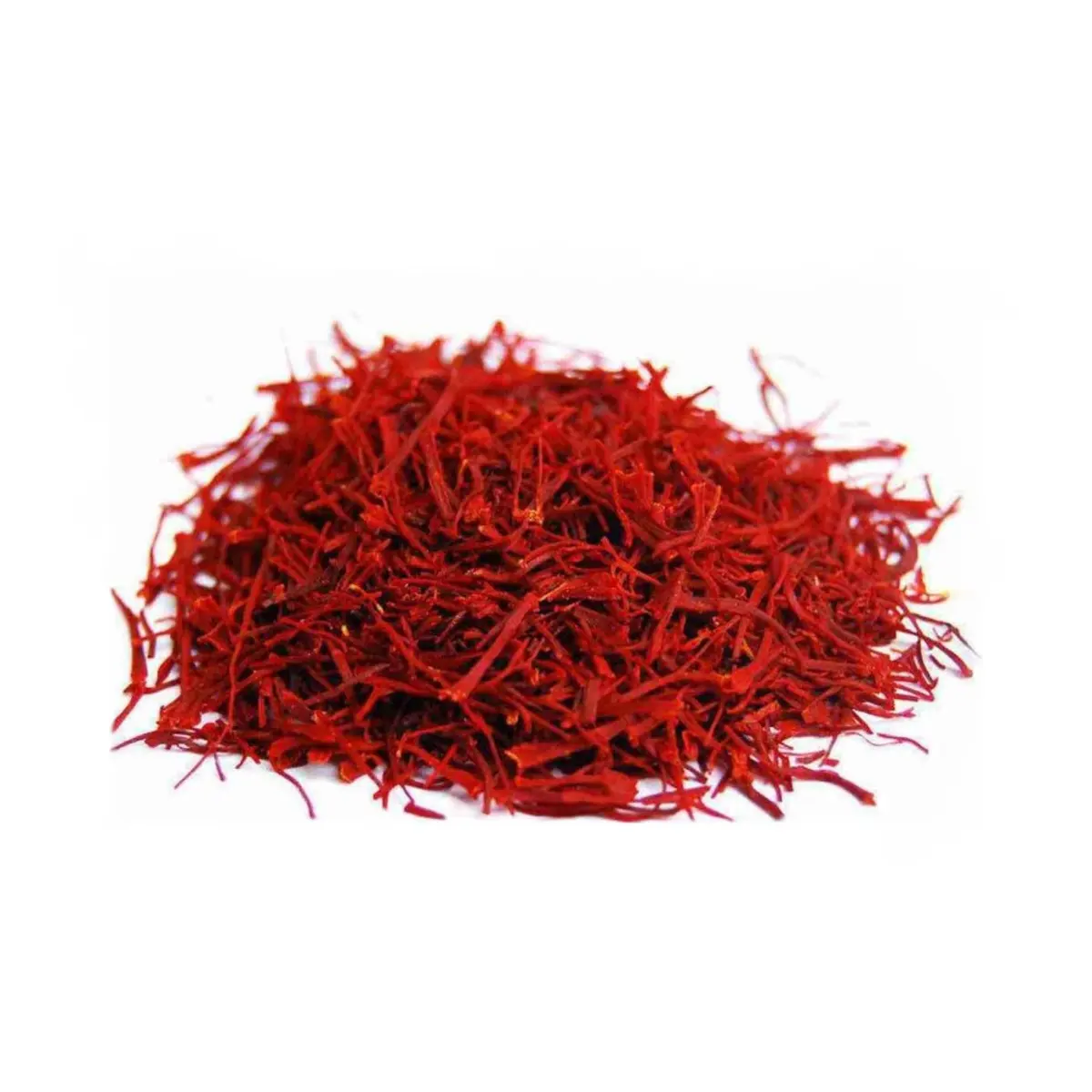 Hebras de azafrán rojo sobre superficie blanca