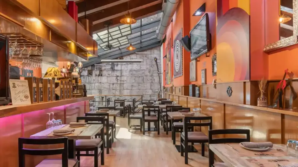 Interior de bar popular con tapas en Teruel