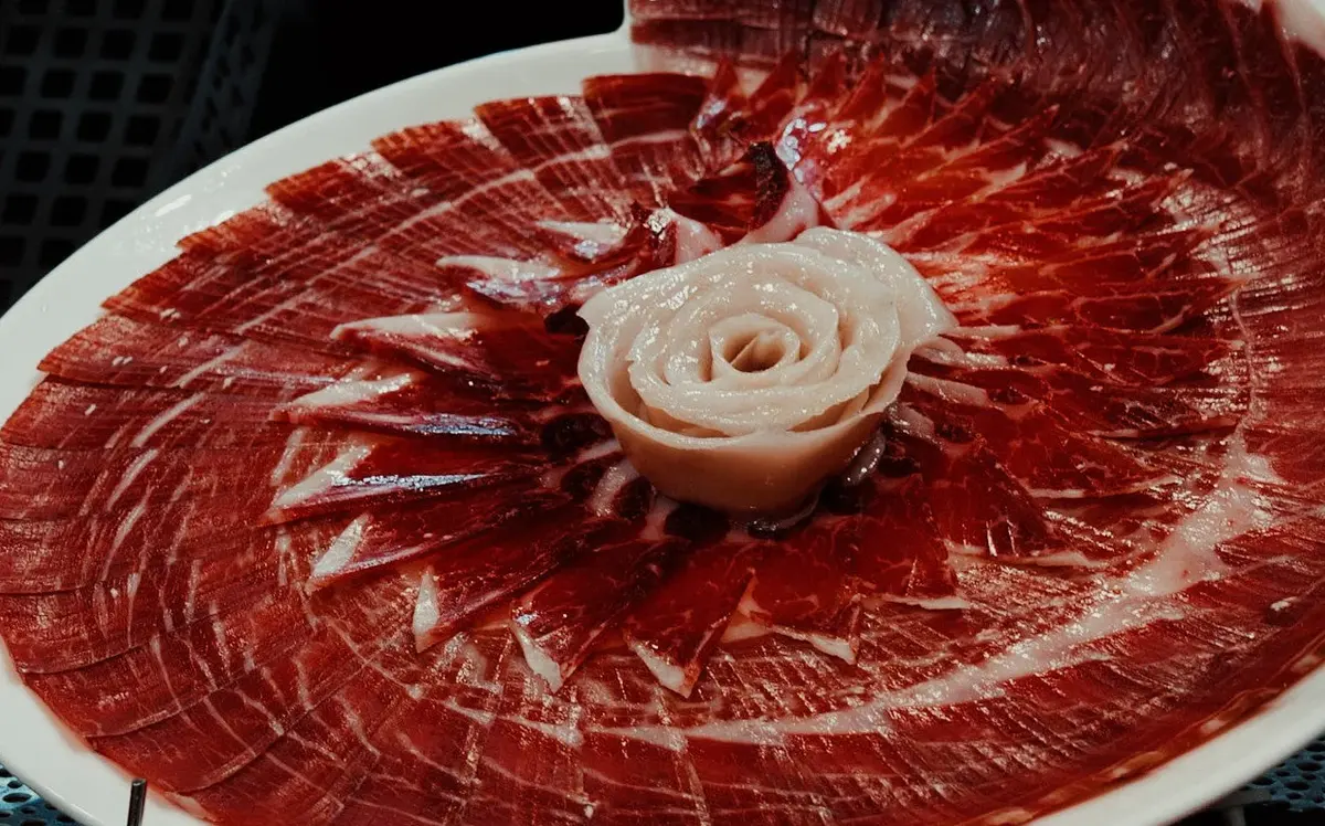 Jamón de Teruel cortado y presentado en plato