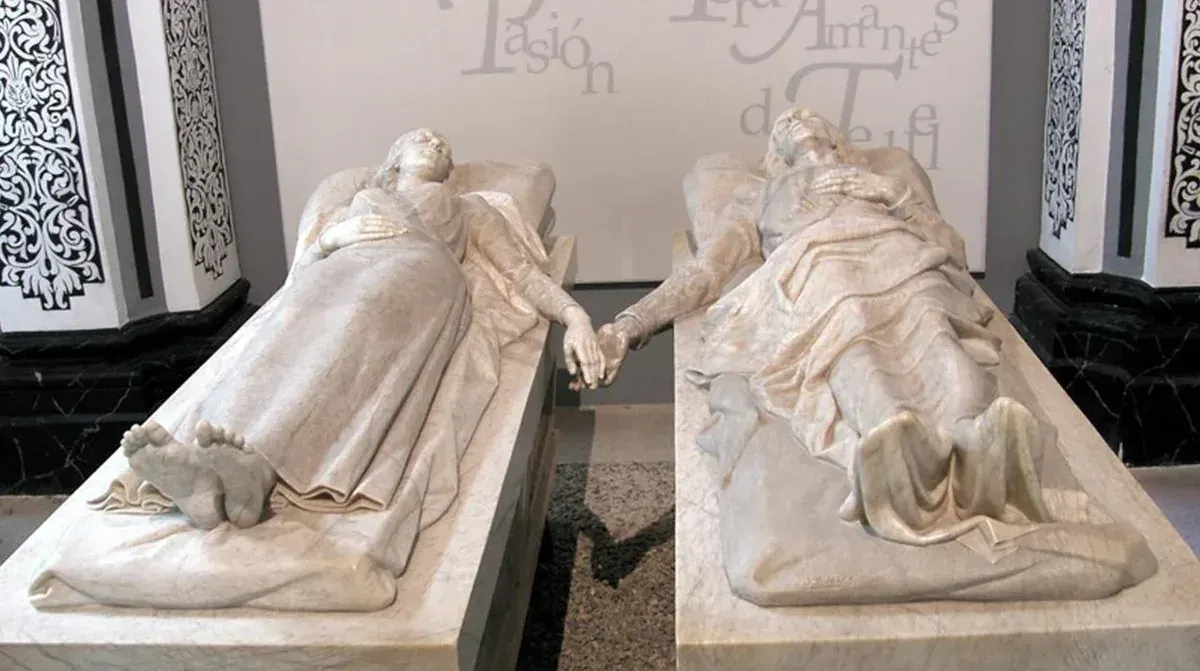 Mausoleo de los Amantes de Teruel — efigies de Diego e Isabel