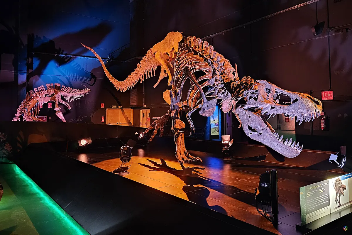 Gran reproducción de dinosaurio en Dinópolis Teruel