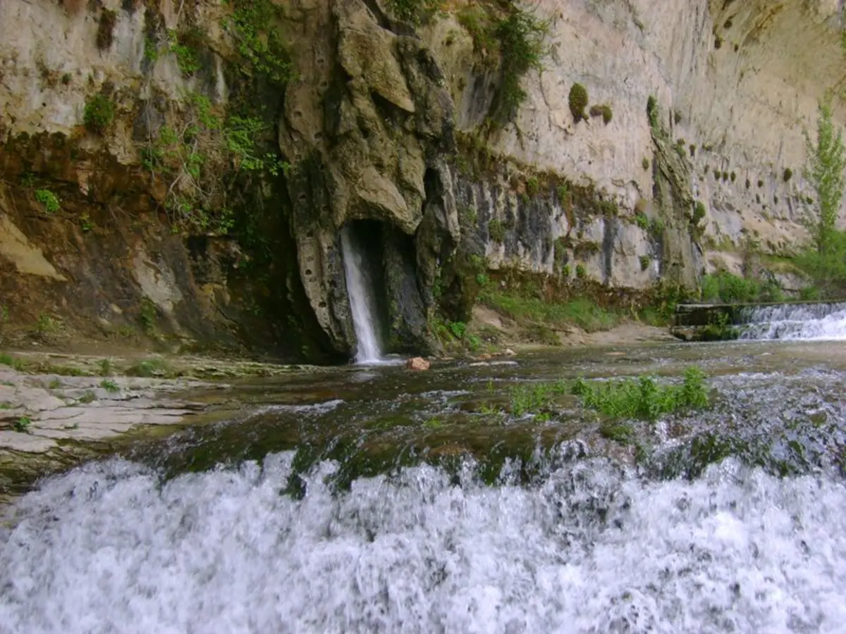 Nacimiento del Río Pitarque entre rocas calizas en el Maestrazgo turolense