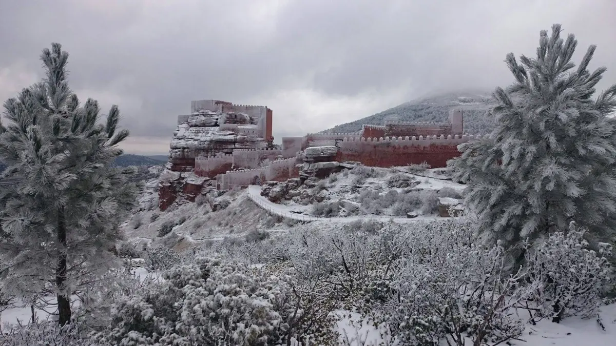 Paisaje nevado de la serranía de Teruel en invierno