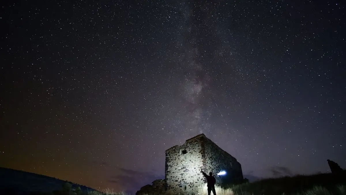 Paisaje serrano de Teruel de noche bajo las estrellas