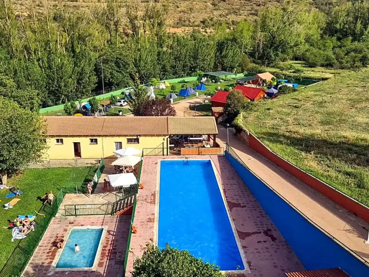 Piscina en camping de Teruel