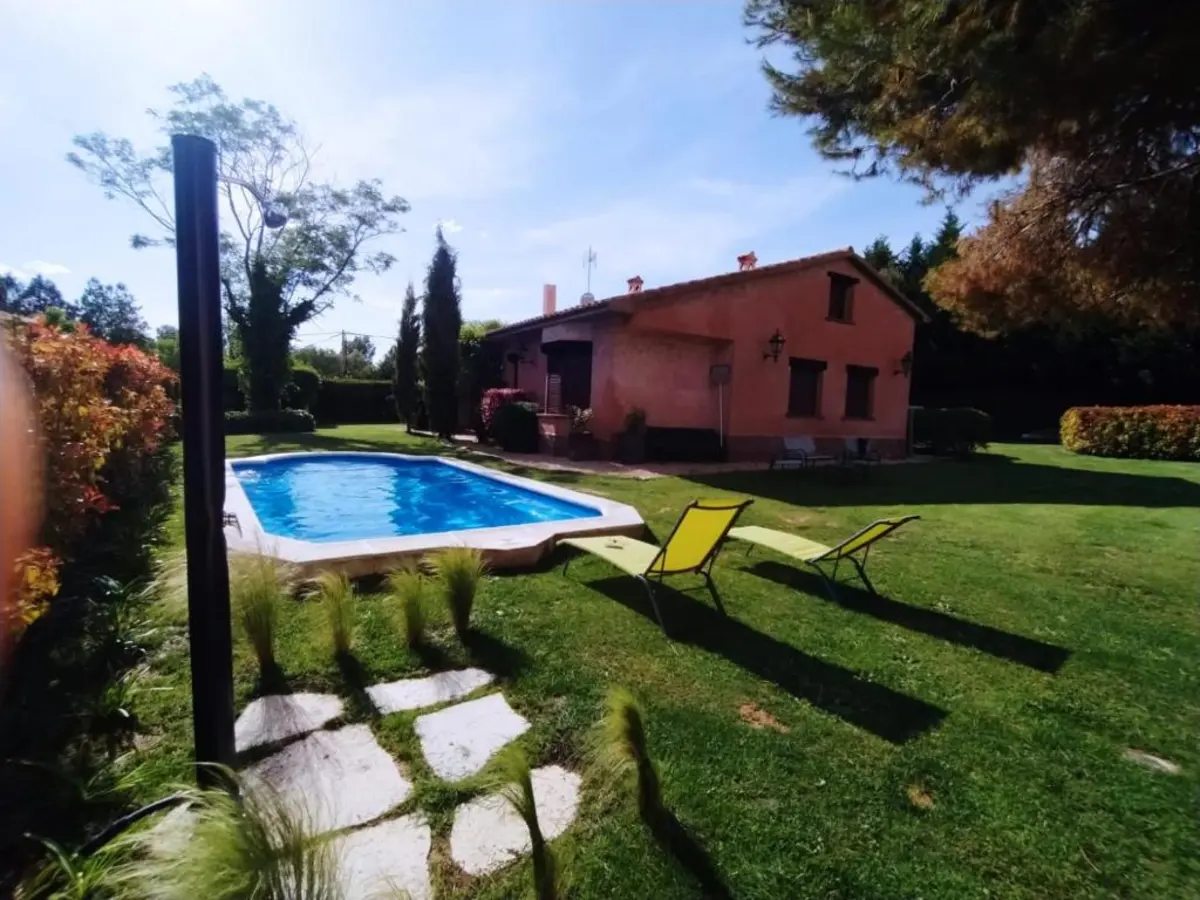 Piscina exterior casa rural Teruel