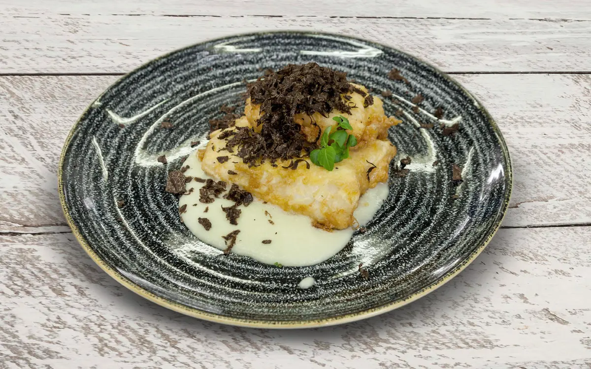 Plato de restaurante con trufa negra rallada en Teruel