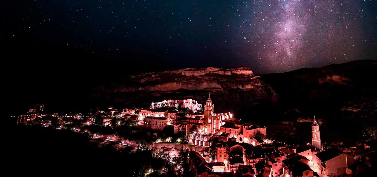 Pueblo turolense de noche bajo un cielo estrellado
