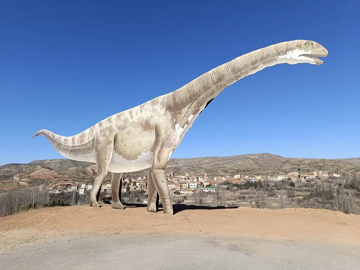 Recreación artística de dinosaurio en paisaje turolense