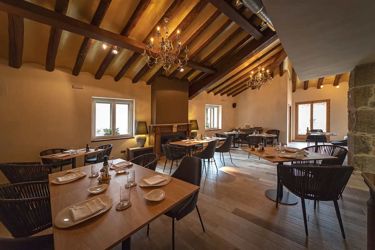 Interior de restaurante en Teruel con mesas puestas