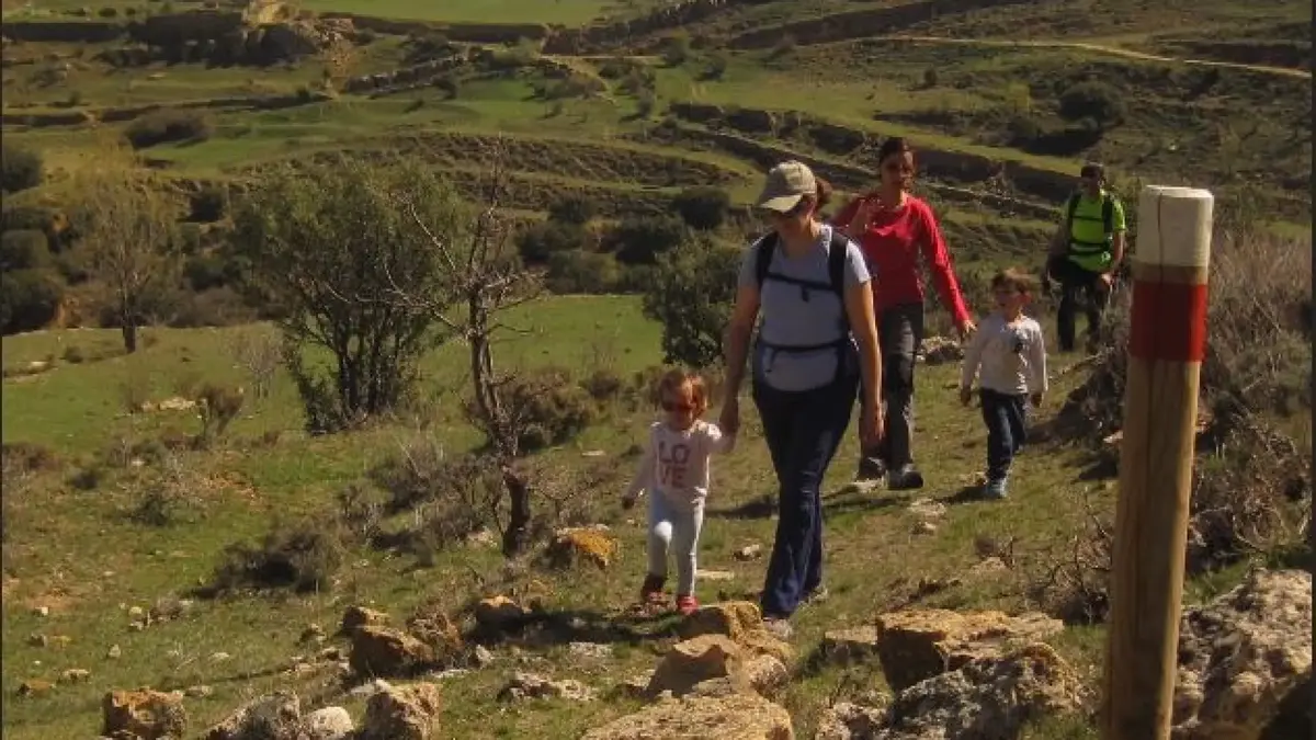 Niños haciendo senderismo en Teruel
