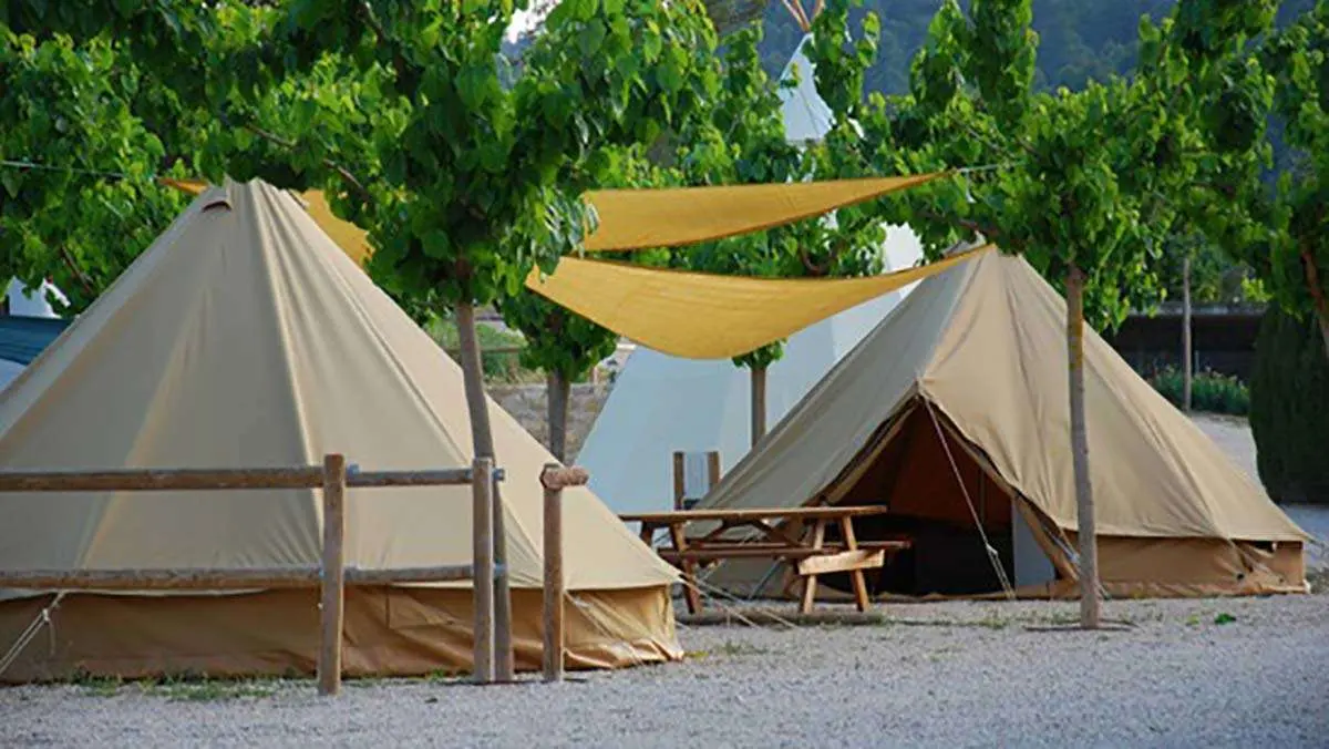 Tienda de campaña en el paisaje de Teruel