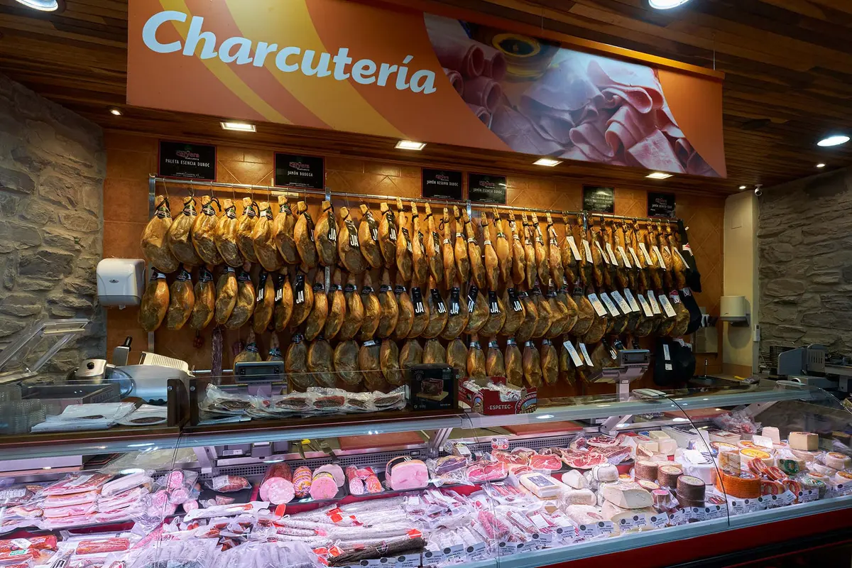Tienda tradicional de jamones en Teruel